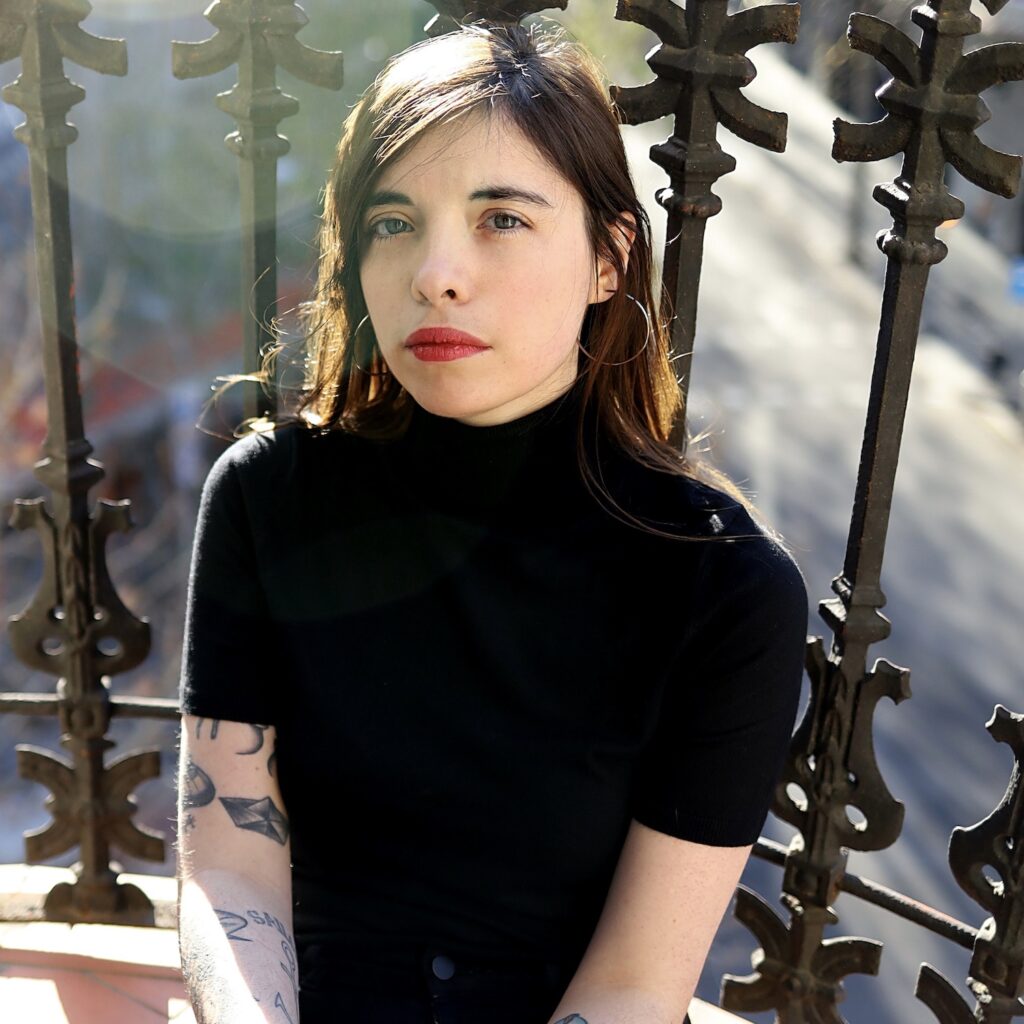 Luna Miguel: Caution, hot content