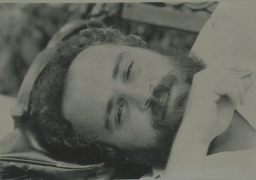 hombre detrás del padre