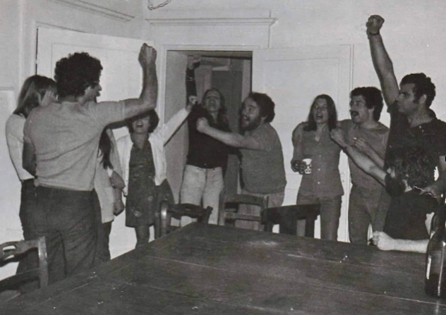 hombre detrás del padre