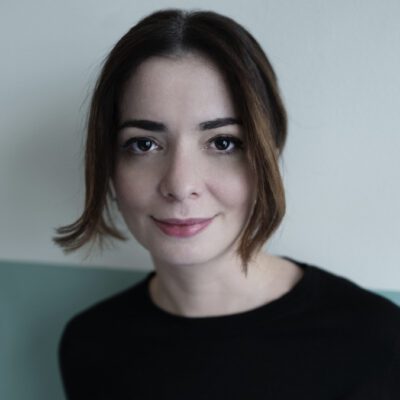 hombre detrás del padre